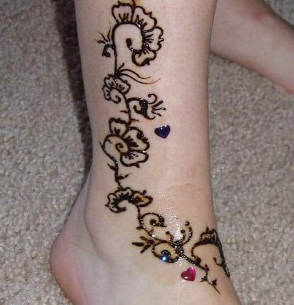 simple floral creeper mehndi design on ankle that adds grace to the overall look of the woman