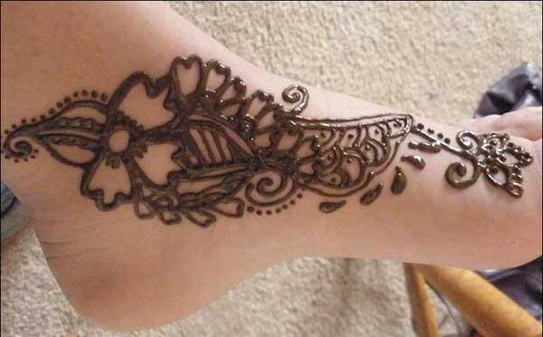 traditional floral mehandi design beautifying your ankle