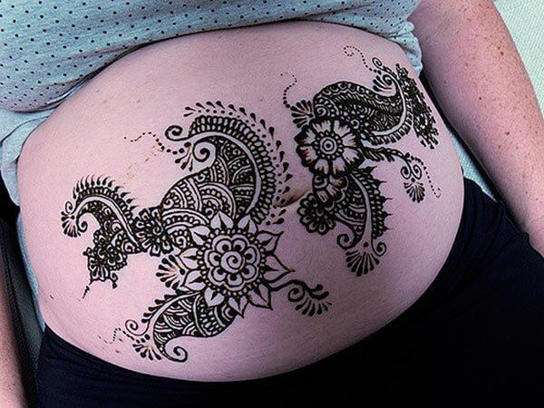 An impressive mehndi design on stomach for ladies