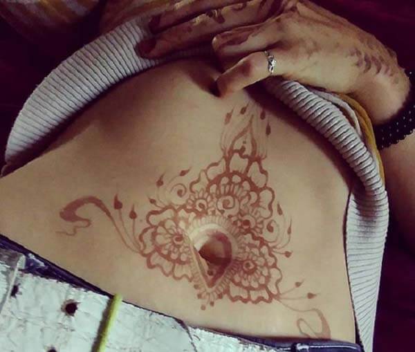 A nice-looking stomach mehndi design for girls and woman