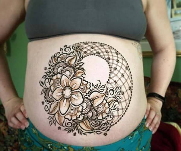 A jaw-dropping mehendi design on stomach for woman