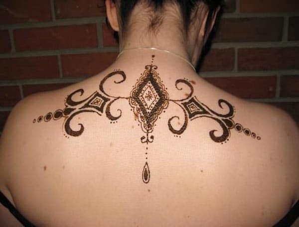 A pretty mehendi design on back for Women and girls