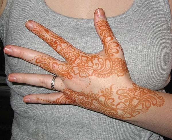 A beautiful floral mehndi design on back hand for girls and women