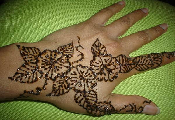 An elegant back hand mehndi design for ladies