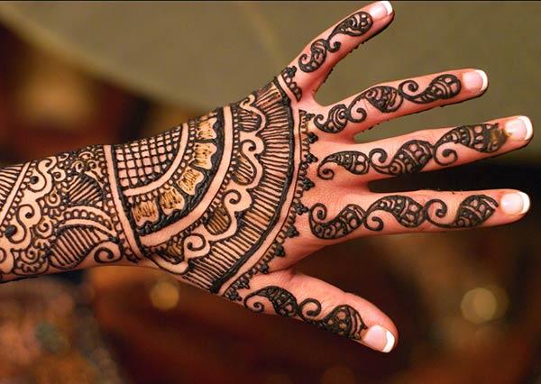 An enchanting mehndi design on back hand for women