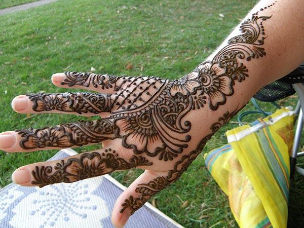 An attractive mehndi design on back hand for girls and ladies