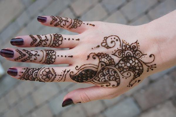 A good-looking mehndi design on back hand for Girls and women