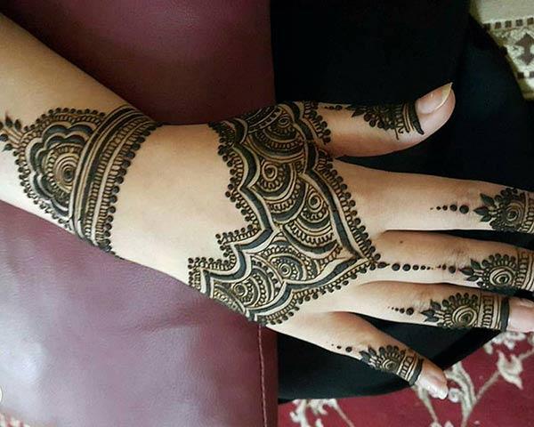 An impressive mehendi design on back hand for Girls