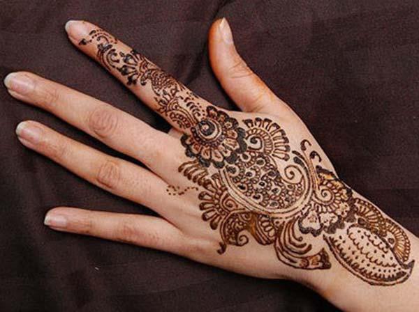 A delightful looking mehndi design on back hand for Women