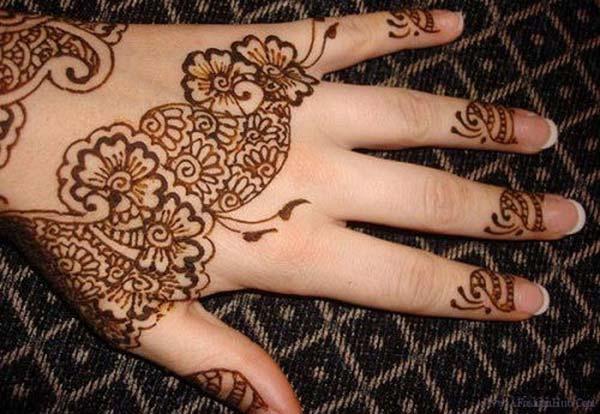 A pretty mehndi design on back hand for mehndi loving women