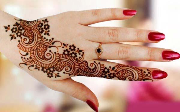 A wow mehendi design in back hand for girls