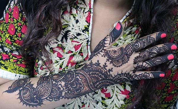An extraordinary mehndi design on back hand for Ladies