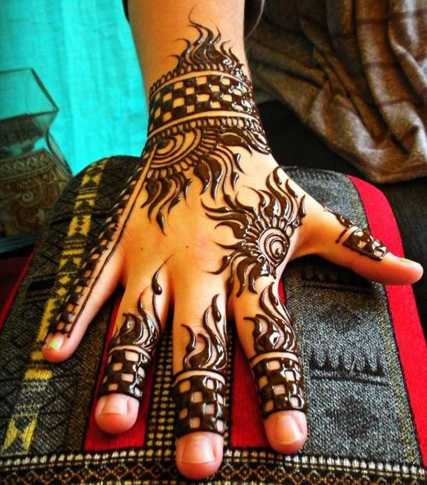 A stunning back hand mehndi design for Girls