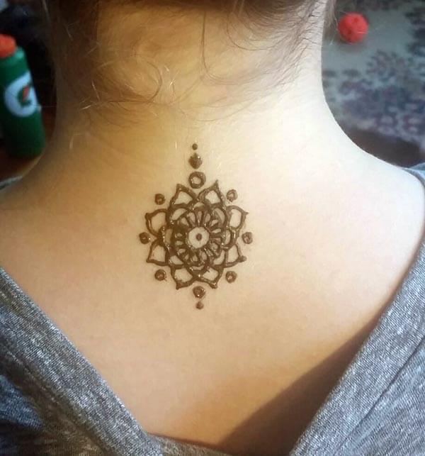 A cute small neck mehendi designs for girls