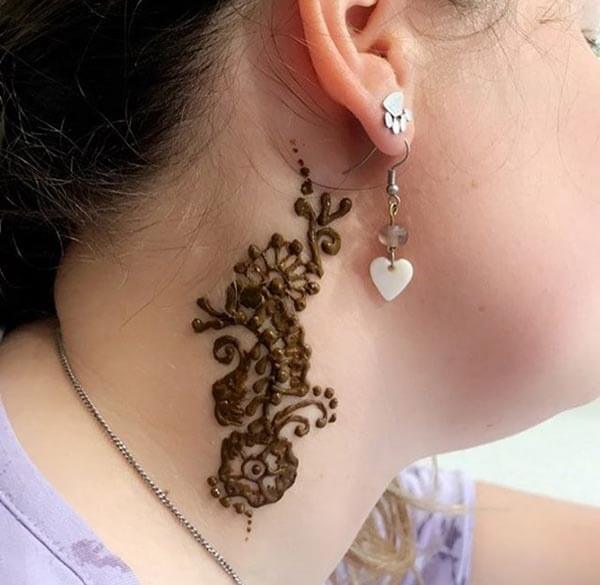 A cool mehendi design on neck for girls and women