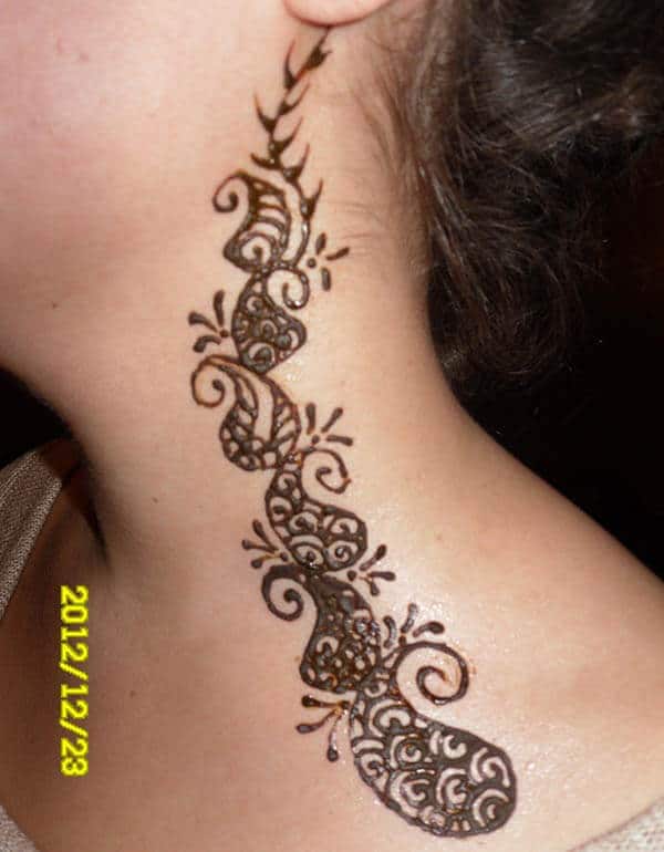 A paisley vine neck mehendi design for ladies