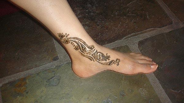 A lovely ankle mehendi design for Girls and Women