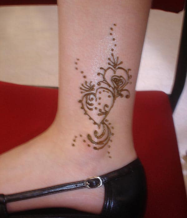 A pretty mehendi design on ankle for Ladies