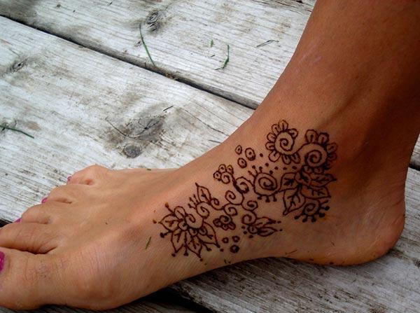 An elegant ankle mehendi design for Ladies