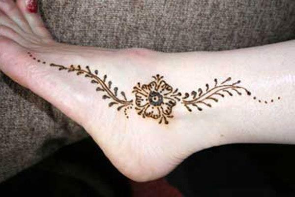 A beautiful mehendi design on ankle for Girls and women
