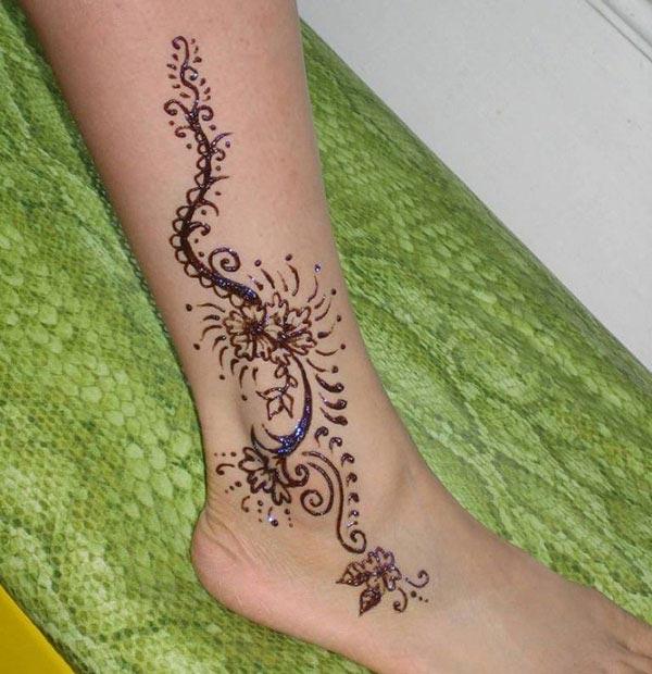 A pretty floral mehendi design on ankle for Ladies