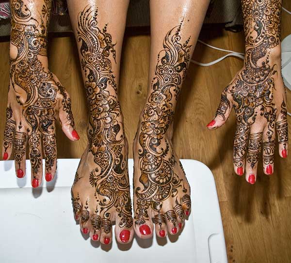 A marvelous hand and leg mehendi design for brides