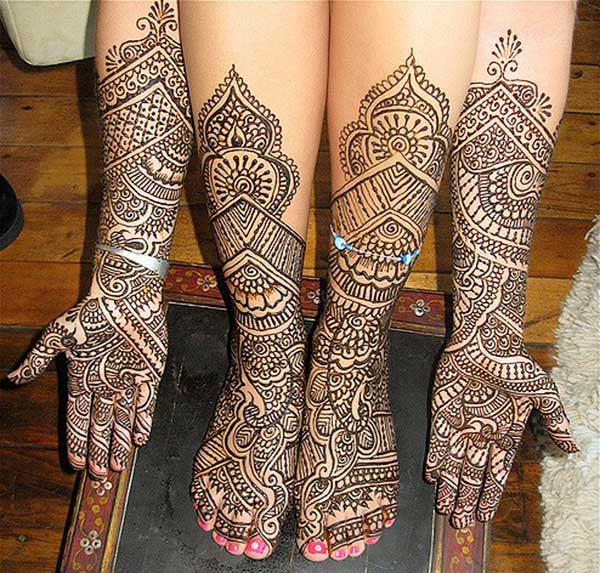 A gorgeous full hand and leg mehendi design for brides to adore on their wedding