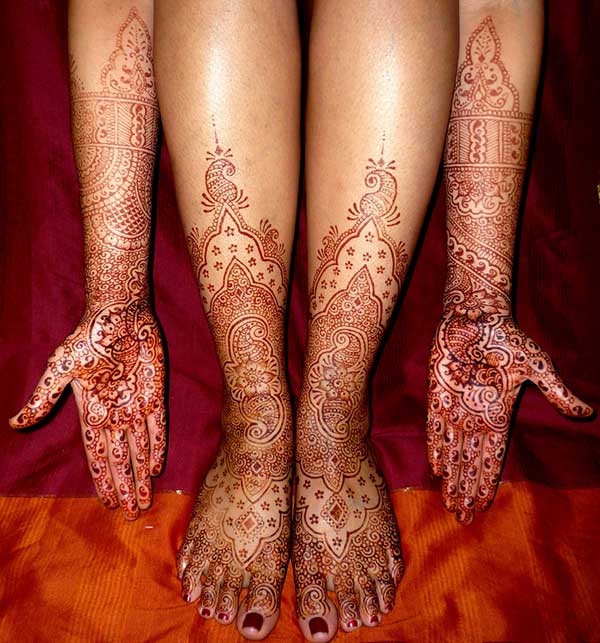 An impressive full hand and leg mehendi design for brides