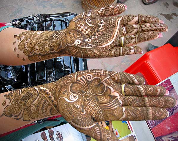 A breathtaking hand mehendi design for brides