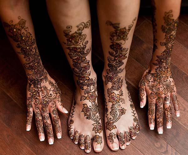 An enchanting full hand and leg nehendi design for brides