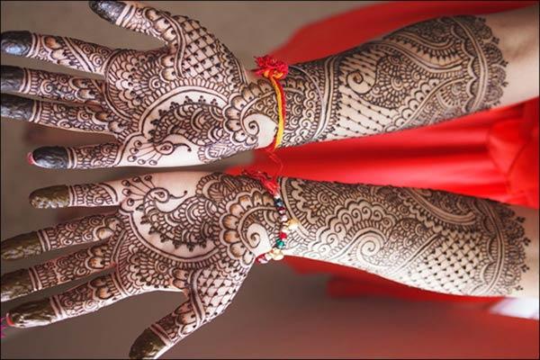A lovely full hand mehendi design for brides