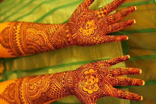 The bride and groom lovely bridal mehendi designs on hand