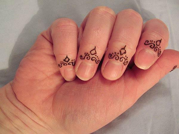 A cute little mehendi design on fingers for girls