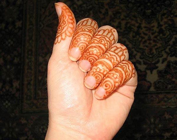 A lovely mehendi design on fingers for Ladies