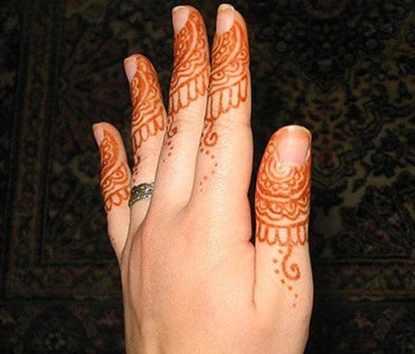 A delightful finger mehendi design for girls and women