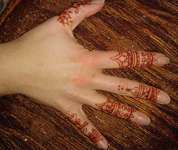 A pleasing finger mehendi design for girls and ladies