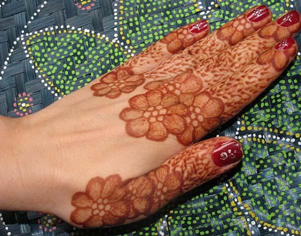 A floral treat to the fingers using mehendi designs for Girls