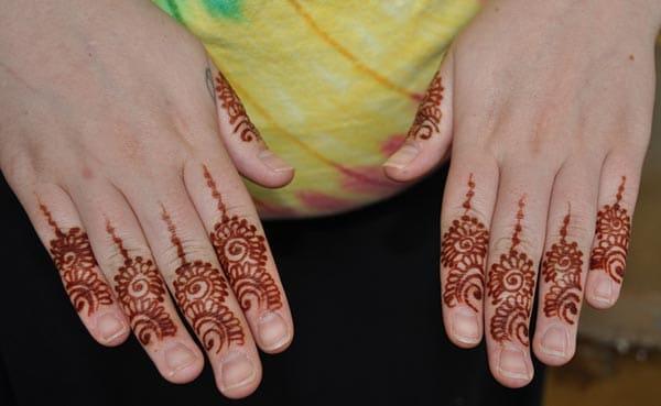 A swirly beauty on fingers using mehendi designs for Women