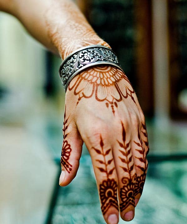 An impressive finger mehendi design for Girls