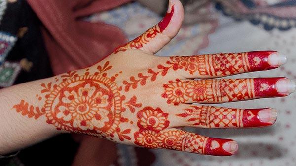 An appealing finger mehendi design for ladies