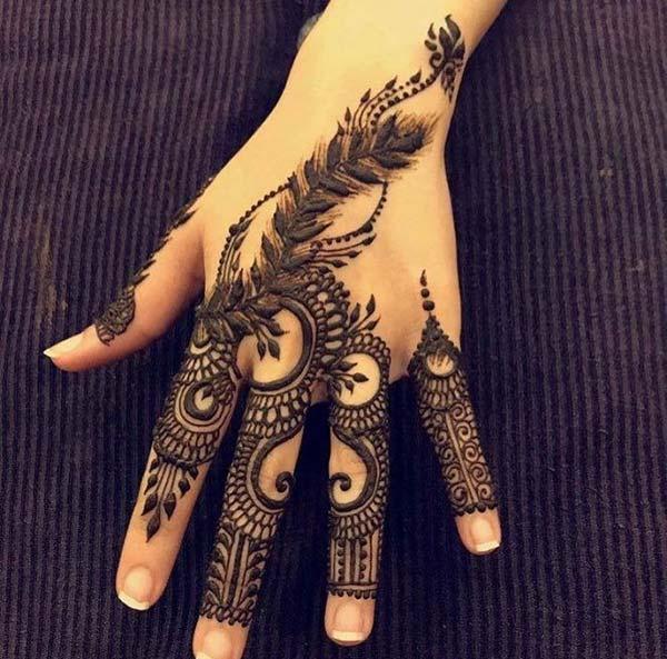 An arresting mehndi design on fingers for girls who love henna