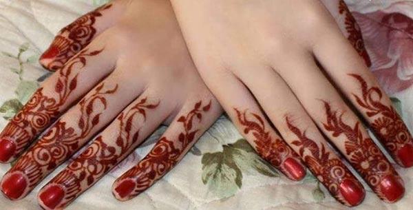 A flaming mehendi design on fingers for Women