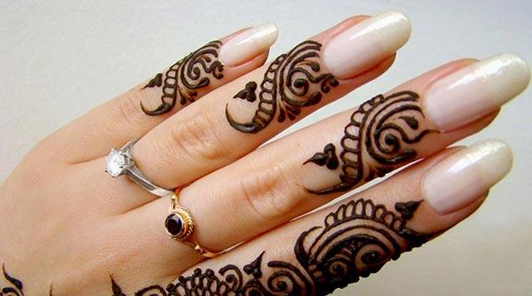 An enchanting finger mehendi design for Girls and women