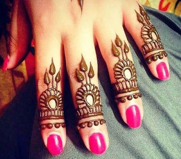 A pleasing mehendi design on fingers for Women