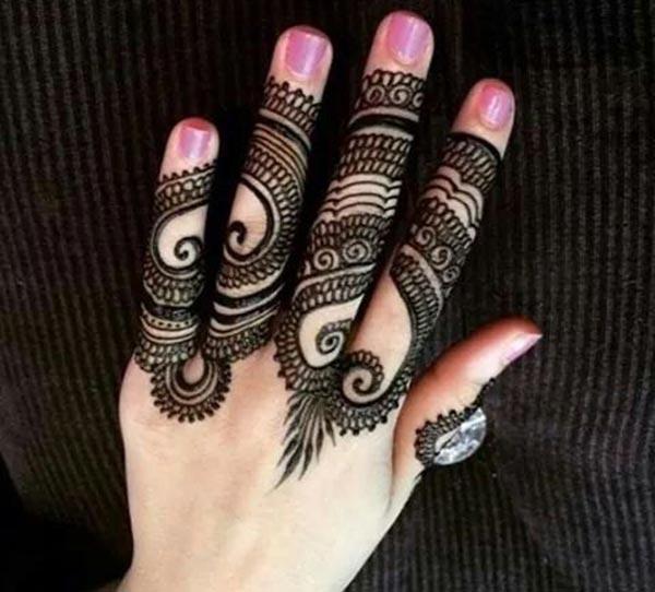 A hypnotizing mehendi design on finger for Ladies