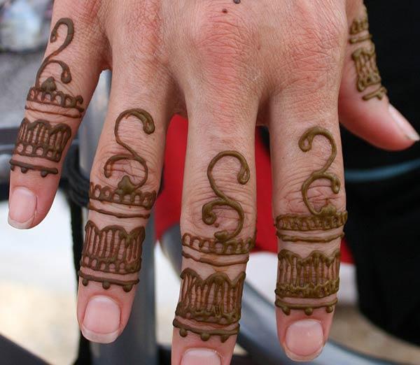 An architectural finger mehendi design for Women