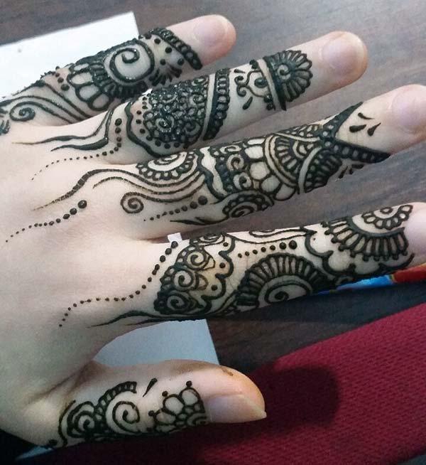 An artistic mehendi design on fingers for Women