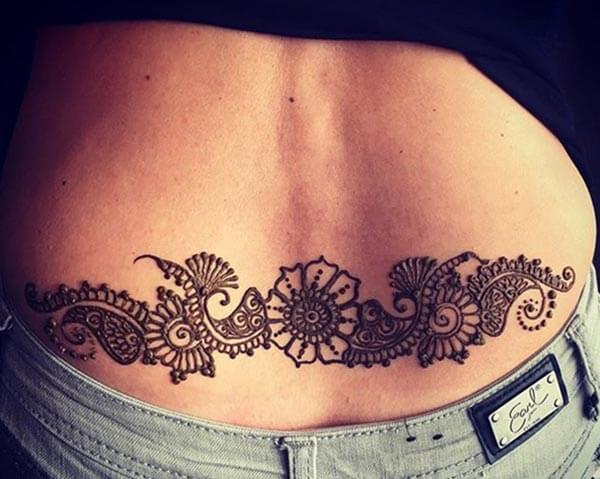 A mesmerizing lower back mehendi design for girls and ladies