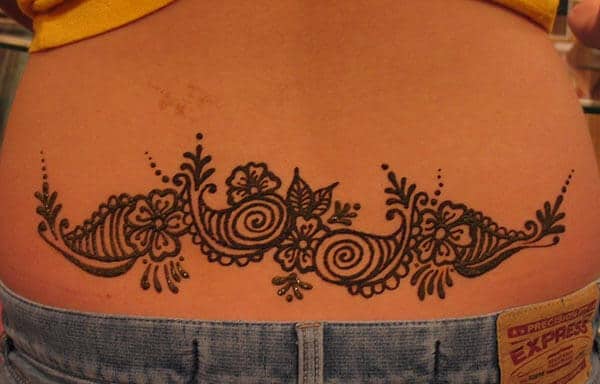 An engaging lower back mehendi design for Girls to try