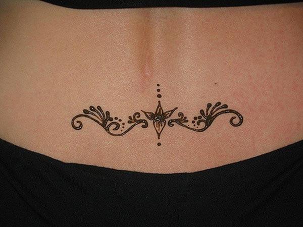 A cute simple lower back mehendi design for Ladies